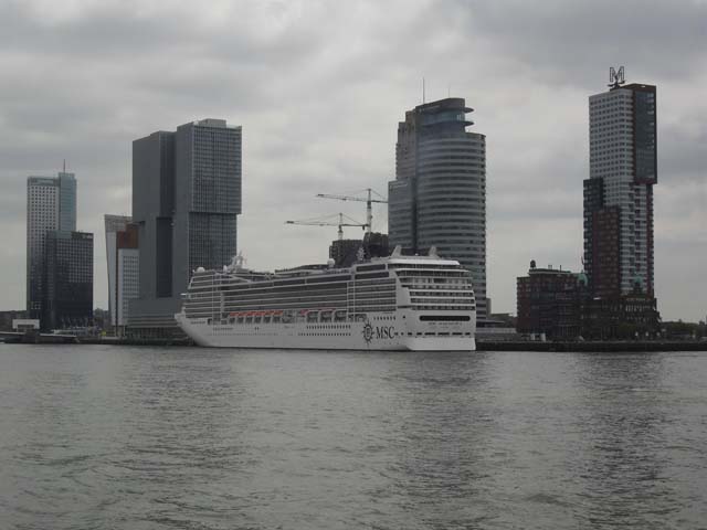 Cruiseschip ms MSC Magnifica van MSC Cruises aan de Cruise Terminal Rotterdam